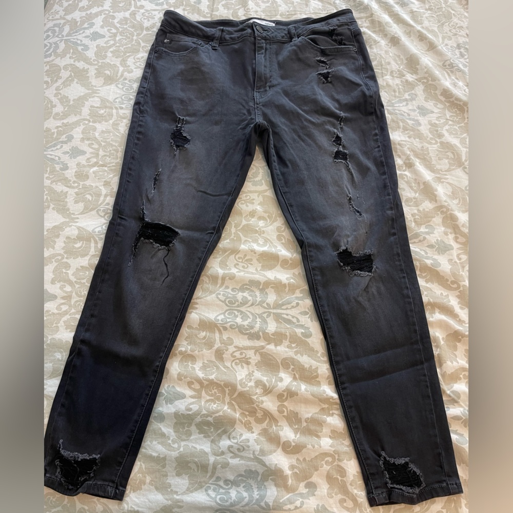 KanCan size 31 black distressed skinny jeans 🖤